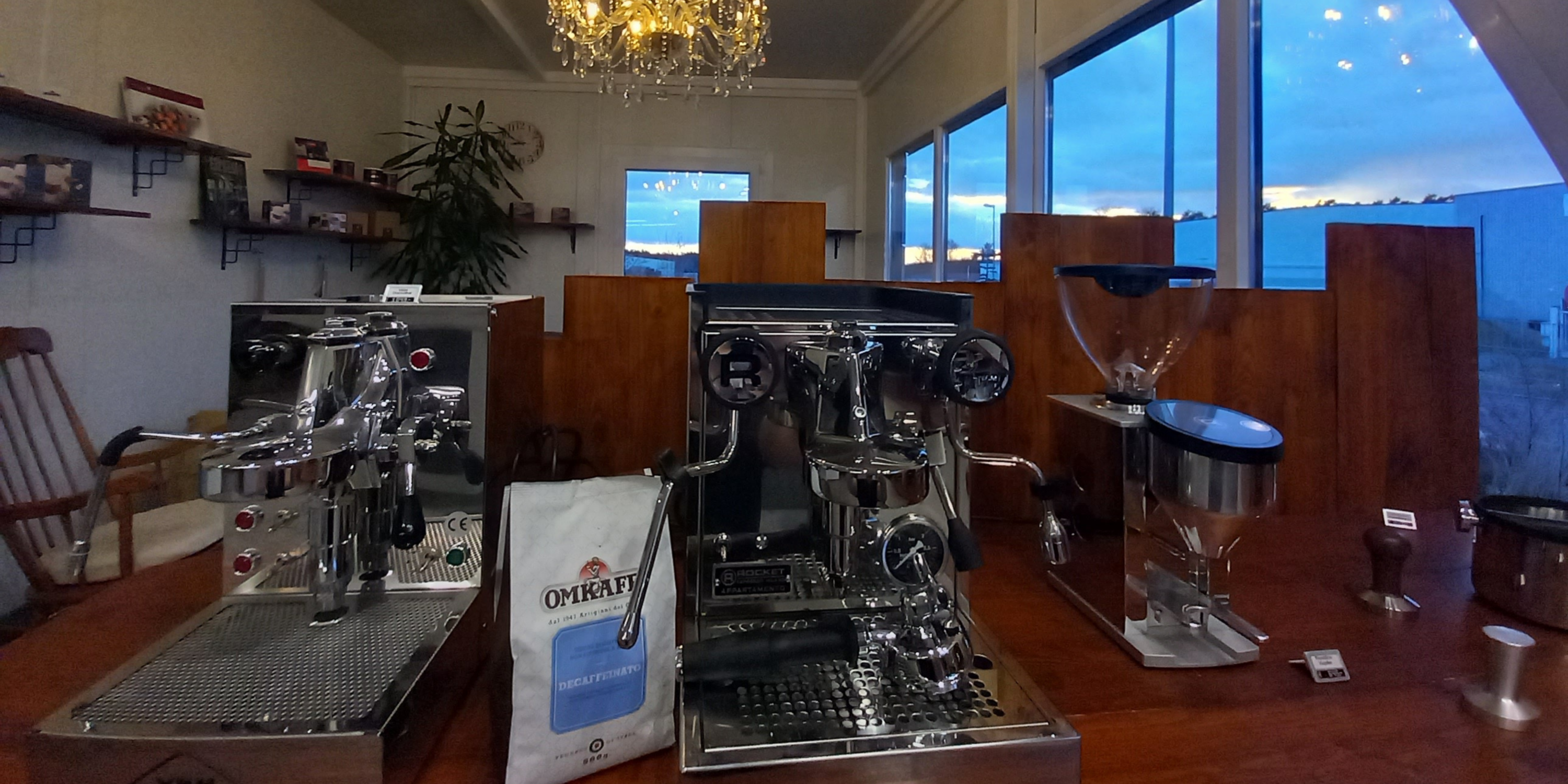 Omkafe Decaf neben Rocket Appartemento mit Sonnenuntergang